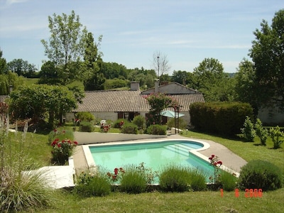 Encantadora y espaciosa casa de campo con piscina privada en conjunto tranquila aldea