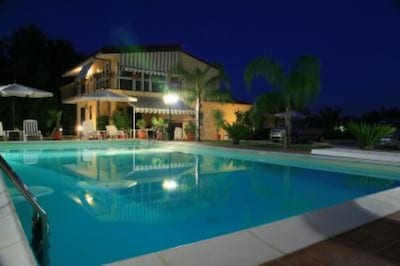 Ferienhaus Villa Ludovica entspannen und jeden Confort, Pool, Jacuzzi, Tennisplatz, Wifi, Klimaanlage, in der Nähe des Meeres