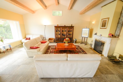 luxury air-conditioned villa with heated pool, near the Castellet circuit