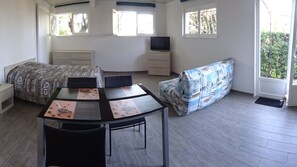 Séjour / Chambre très spacieux avec commodes