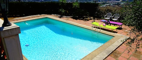 Piscine bien protégée avec vue mer et à l'abri des regards