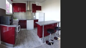 Cuisine avec lave linge et lave vaiselle