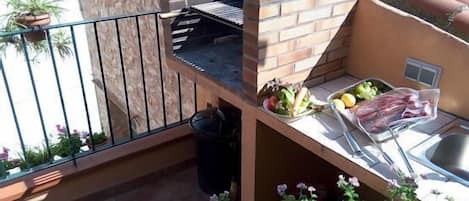 Barbacoa en la terraza superior.