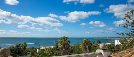 Magnífica Villa con vistas la Mar y al Faro de Trafalgar desde la terraza.