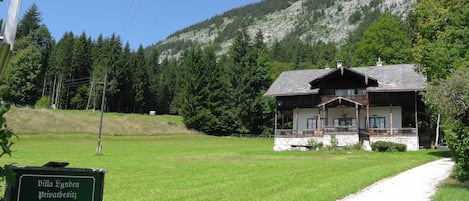 The Villa Lynden on the foot of the Loser mountain in Alt Aussee