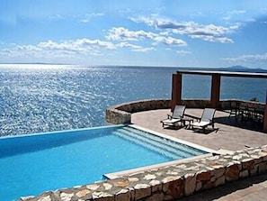 Infinity private pool