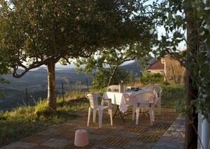 die Terrasse vor der Wohnung