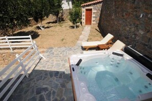 Jacuzzi dans le jardin.