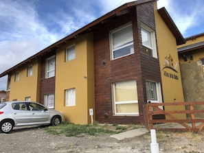 Edificio visto desde afuera. Cuenta con estacionamiento