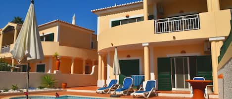 Semi-detached, split-level 2 bedrooms Sea Views, Private Pool AC, WiFi, Parking