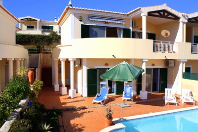 Hermosa villa con piscina privada, fabulosas vistas al mar, a pie de la playa