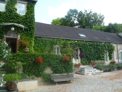 Coach House y Spring Cottage.  Casas encantadoras desde casa en la Borgoña rural