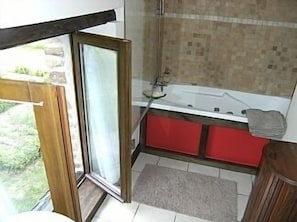 The shower and spa bath. 🙂🙂