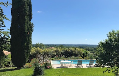 Gran casa familiar con piscina privada y vistas al castillo de Biron