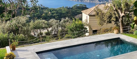 La piscina privata di nuova realizzazione con vista sul Golfo Paradiso