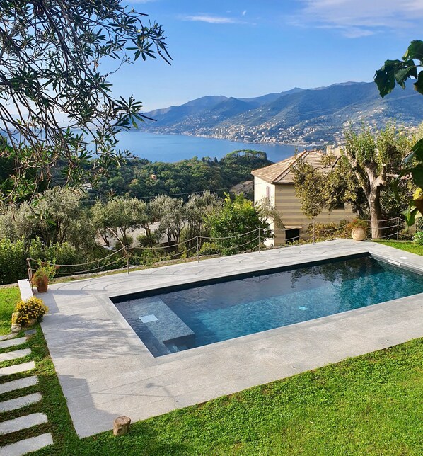 La piscina privata di nuova realizzazione con vista sul Golfo Paradiso