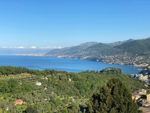 L'incredibile vista sul Golfo Paradiso che si gode da tutta la casa