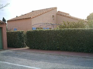 Vue du parking (les volets ne sont plus bleus)