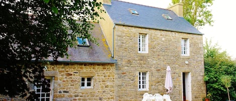 Face avant de la maison, donnant sur cours intérieure sans vis-à-vis