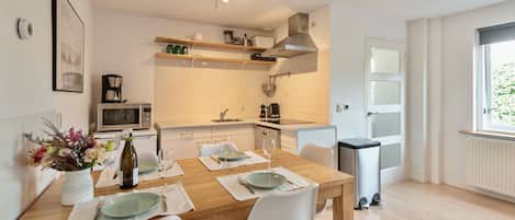 Fully equipped kitchen and dining area
