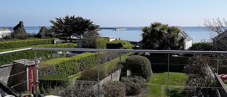 vue  imprenable sur la mer de la terrasse de l'étage