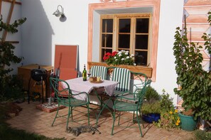 Terrasse in unmittelbarer Nähe zum Eingang der Ferienwohnung