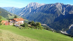 Hofansicht mit Dolomitenblick