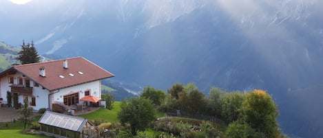 Hofansicht mit Dolomitenblick