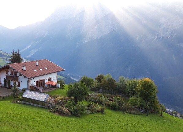 Hofansicht mit Dolomitenblick