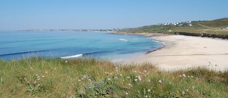 La plage de Gwendrez et Kerdreal sur les hauteurs.