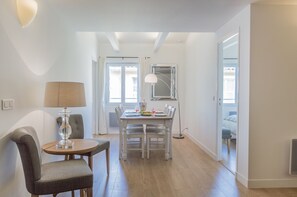 Dining table for 6 people