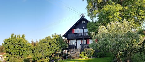 Haus mit Garten, Naturstein-Trockenmauer mit Wiese