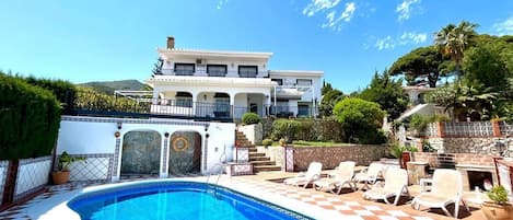 Villa with private pool and gardens