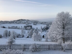 Winter, Blick vom Ferienhaus ins Tal