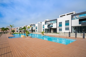 Espace piscine avec le jacuzzi,une deuxiĂšme piscine identique est accessible