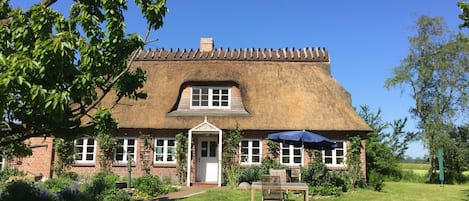 Freistehendes, saniertes Reetdach-Haus mit Vorgarten und Sitzmöglichkeiten