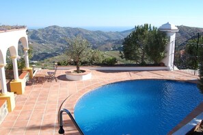 Blick über den Pool, die Weinberge und das Meer