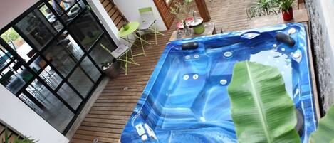 Le patio à l'intérieur de la villa, et son jaccuzzi.