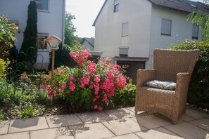 die gemütliche Terrasse im Erdgeschoss