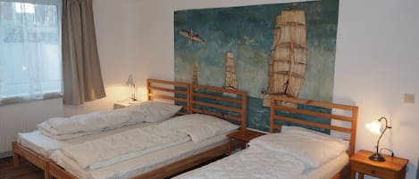 Schlafzimmer mit 6 frei kombinierbaren Einzelbetten