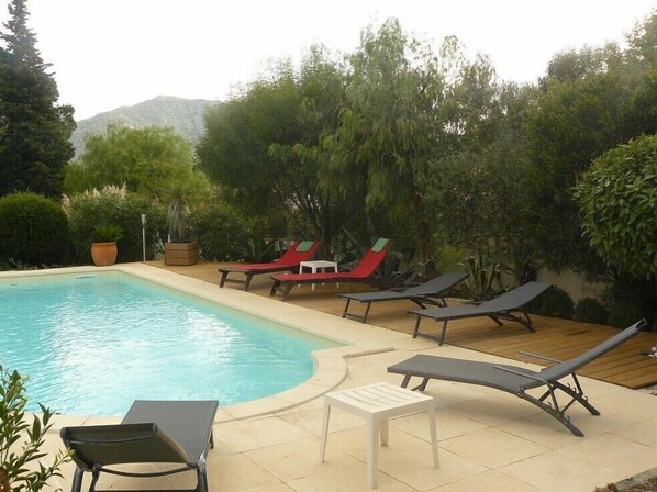 plage piscine et ses 6 bains de soleil