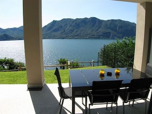 Ca. 25 m² große überdachte Terrasse mit fantastischer Sicht auf den See und die gegenüberliegenden Berge