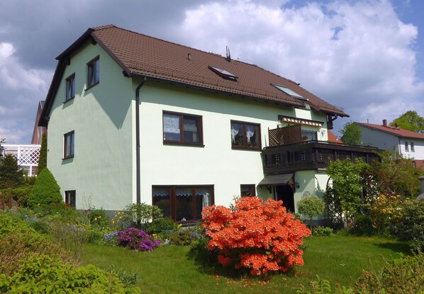 Ansicht von Südwesten,
das große Fenster gehört zur Ferienwohnung