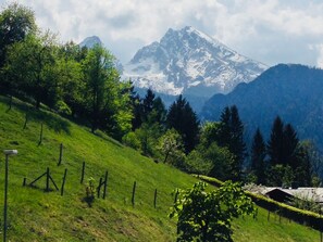 Blick von der Ferienwohnung auf den Watzmann im Frühjahr