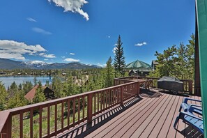 Wrap around views of mountain range and lake.