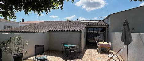 JARDINET CLOS AVEC TERRASSE BOIS