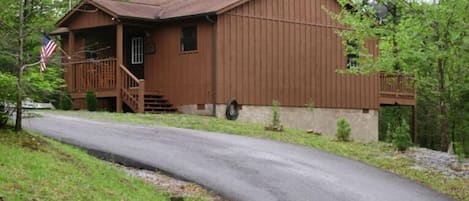 Avalon Ridge-Cabin has a paved driveway for easy access