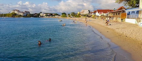 Plage de l'Anse-Mitan à 500m du logement, activités nautiques possibles