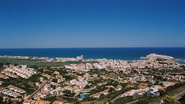 Vue de la baie de Péñiscola depuis la terrasse, le tombolo au fond à droite !