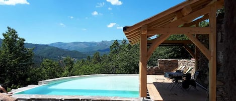 La piscine devant le mon Lozère